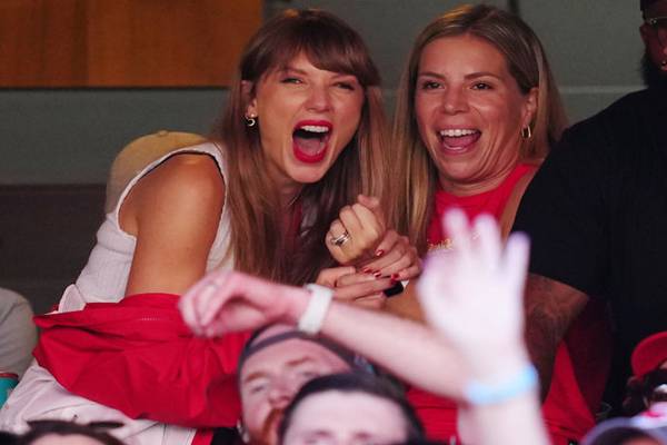 Taylor Swift accepts Travis Kelce’s invitation, attends Chiefs’ 41-10 win against Bears